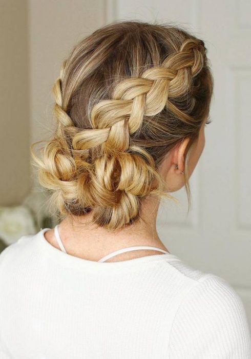 Cabello atado en trenzas dobles con un chongo doble 