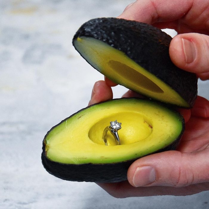 Aguacate con un anillo de matrimonio dentro de el