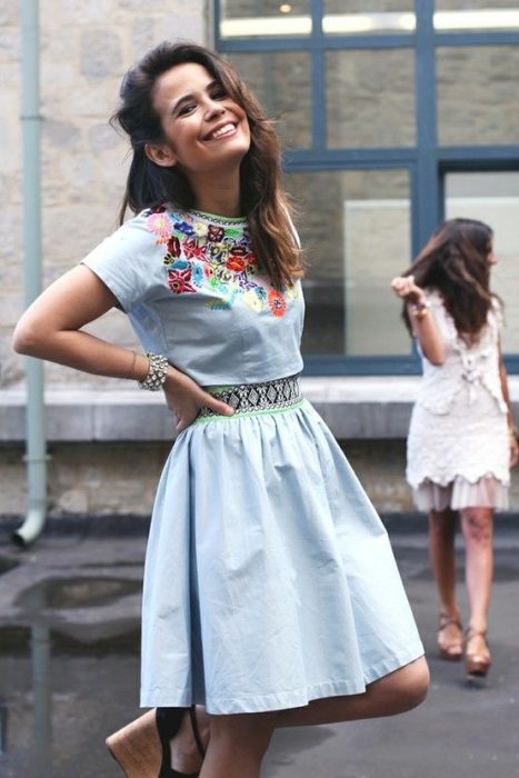 chica con vestido azul de mezclilla