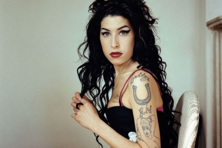 Amy Winehouse con cabello rizado y largo