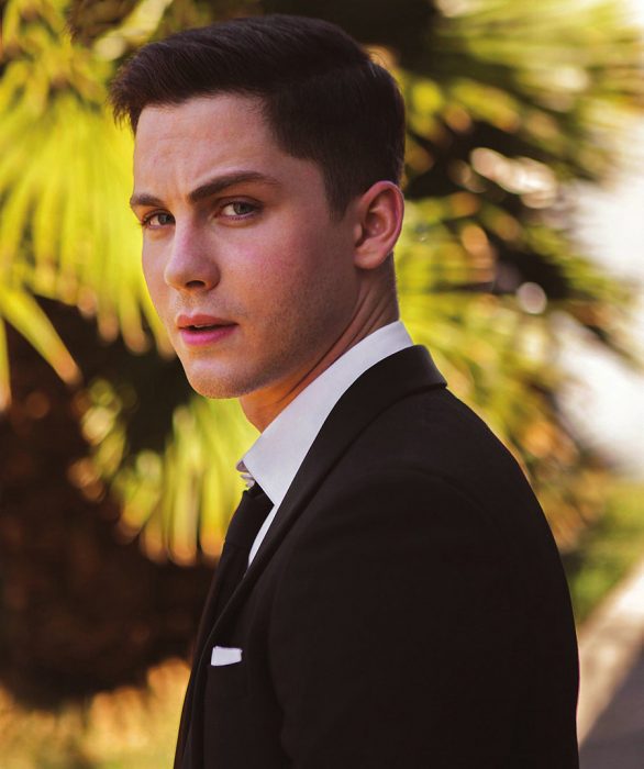 Actor Logan Lerman usando un traje de color negro 