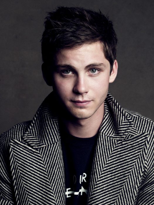 Logan Lerman usando un abrigo