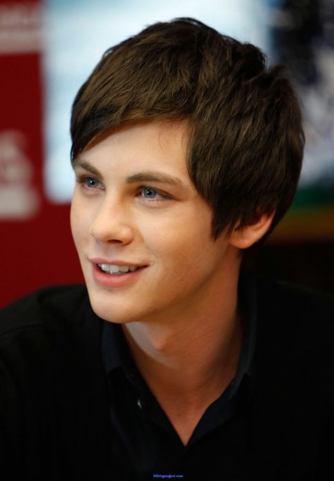 Actor Logan Lerman sonriendo 