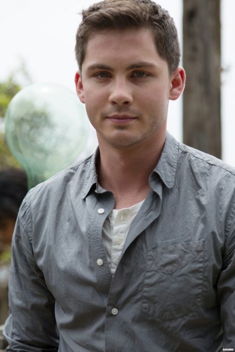 Actor Logan Lerman usando una camisa de color gris 