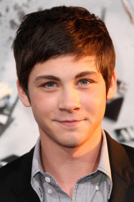 Actor Logan Lerman posando en una alfombra roja 