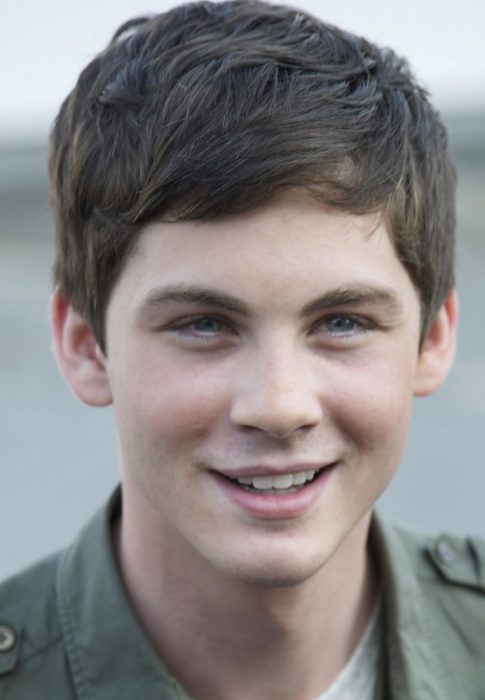 Logan Lerman sonriendo