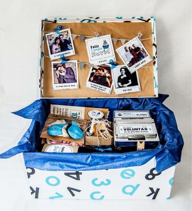 Caja con chocolates productos y fotografías para celebrar el 14 de febrero