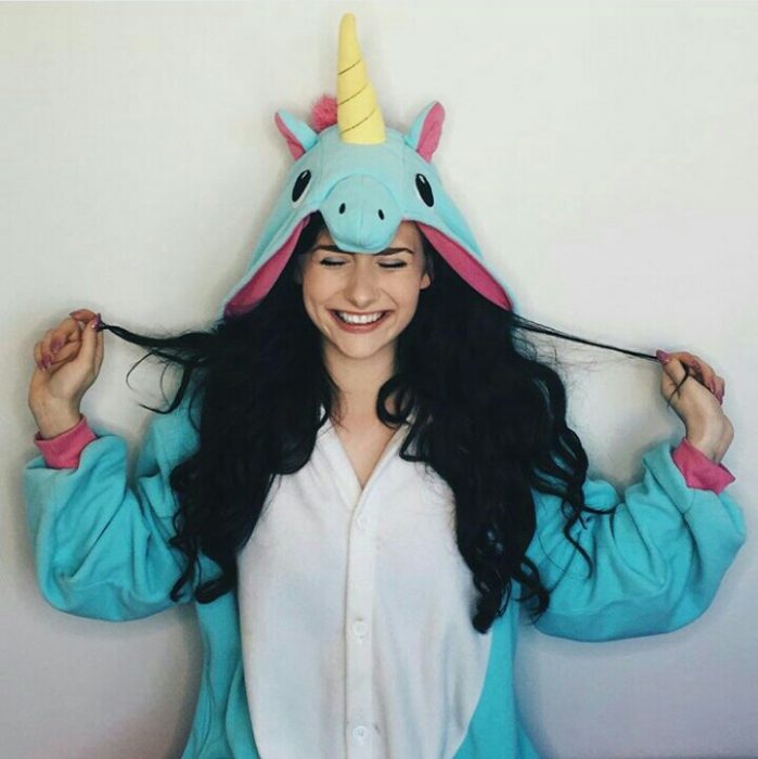 Chica usando una pijama en forma de unicornio 