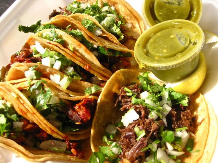 Tacos de carnita con salsas 