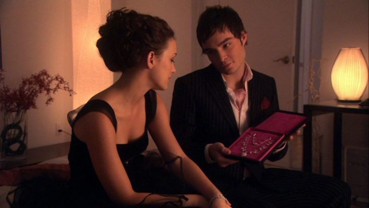 Escena de la serie gossip girls. Chuck regalandole un collar a blair 