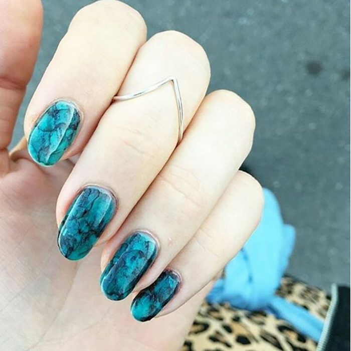 Manicura de uñas color azul turquesa y mármol 