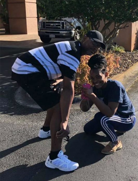 Padre e hija compartiendo un momento divertido mientras se toman fotografías 