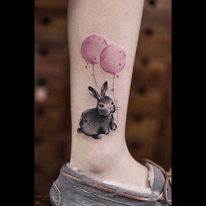 Tatuaje de acuarelas de Chen Ji en forma de conejito sujetando unos globos