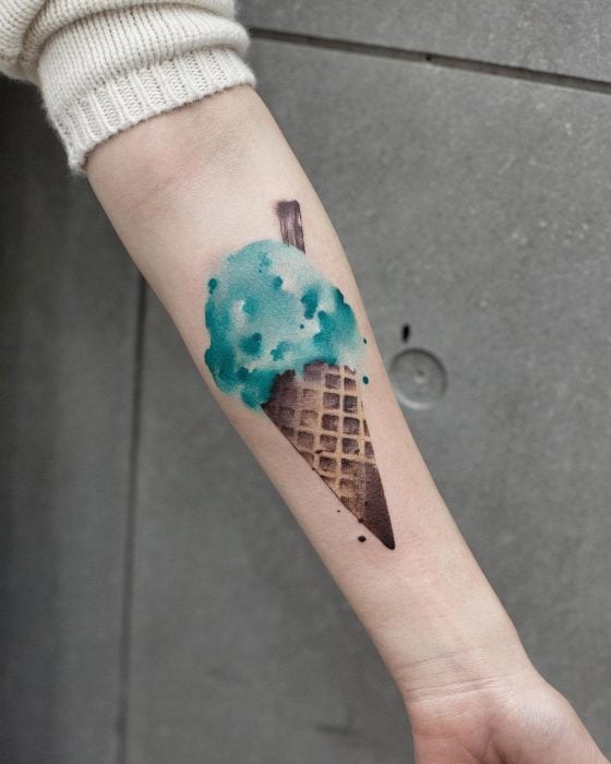 Tatuaje de acuarelas de Chen Ji en forma de cono en color azul