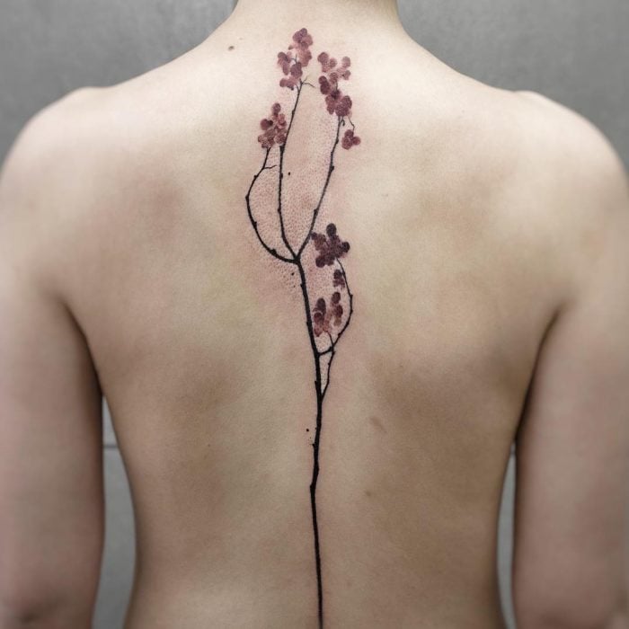 Tatuaje de acuarelas de Chen Ji en forma de flor de cerezo 