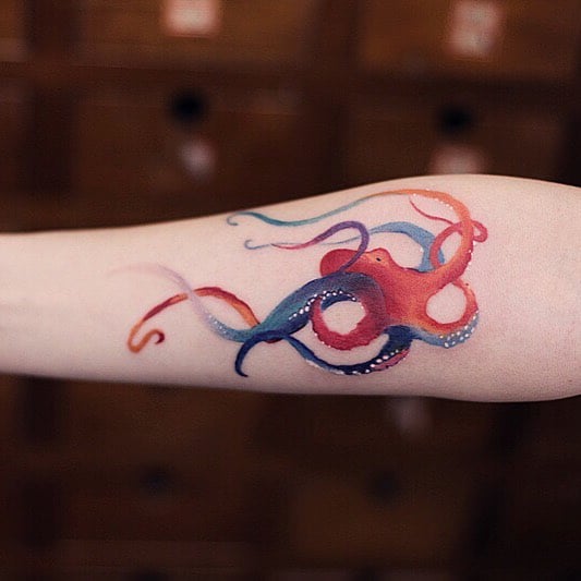 Tatuaje de acuarelas de Chen Ji en forma de pulpo de colores 