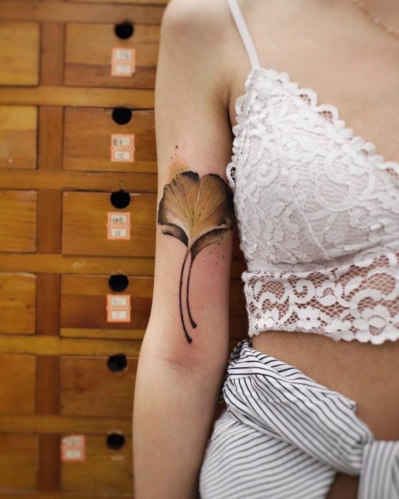 Tatuaje de acuarelas de Chen Ji en forma de flor 
