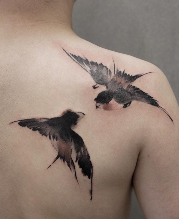 Tatuaje de acuarelas de Chen Ji en forma de golondrinas volando