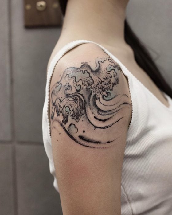 Tatuaje de acuarelas de Chen Ji en forma de olas del mar 