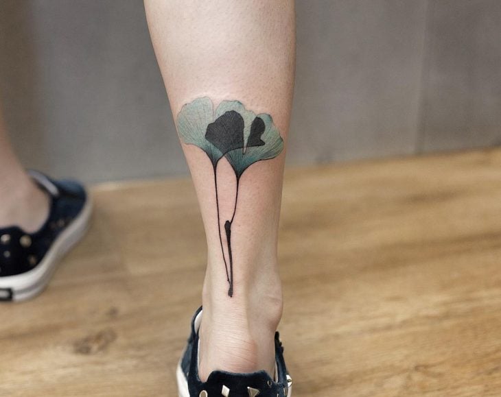 Tatuaje de acuarelas de Chen Ji en forma de tulipanes azules