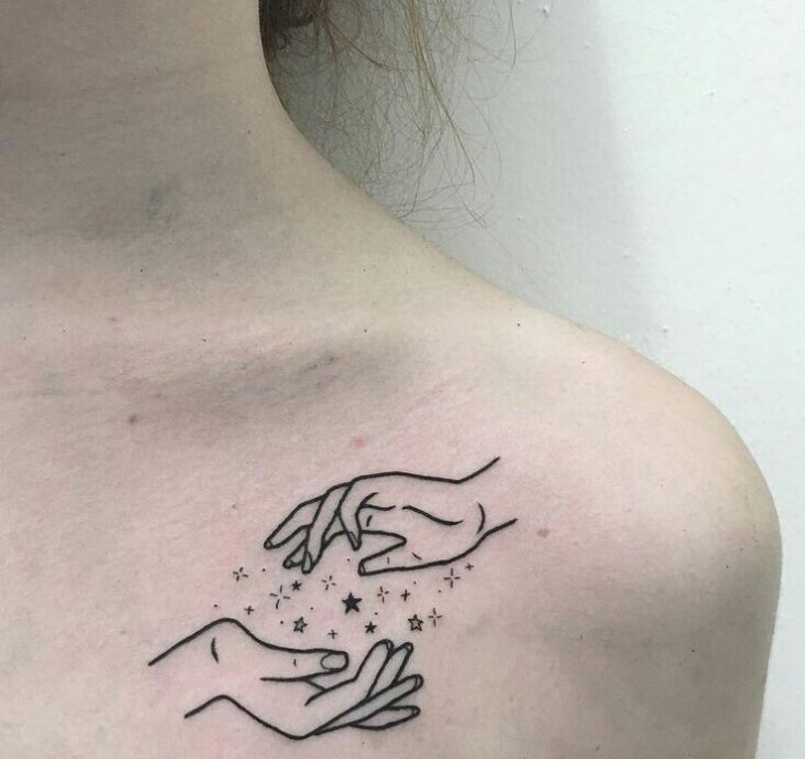Chica con un tatuaje de estrellas 