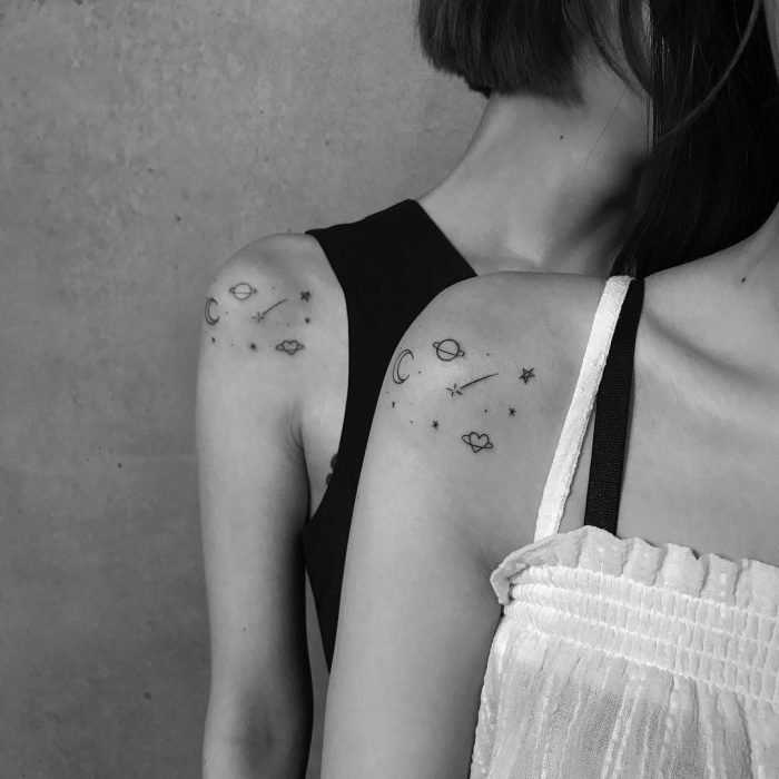 Chicas con un universo tatuado en el hombro 