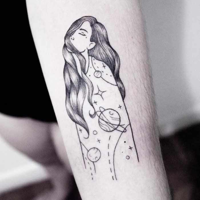 Chica con un tatuaje que es un rostro con cuerpo de constelación 