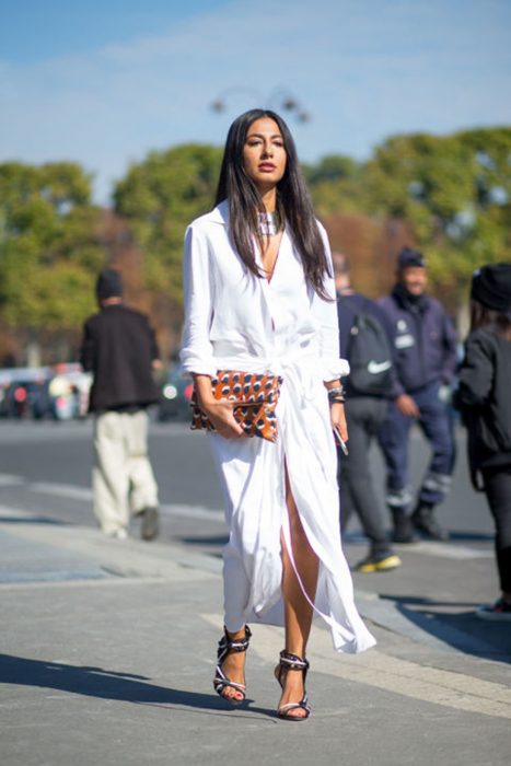 Chica usando un blusón blanco junto a unos zapatos de color rosa 