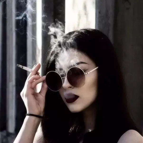 chica guay fumando