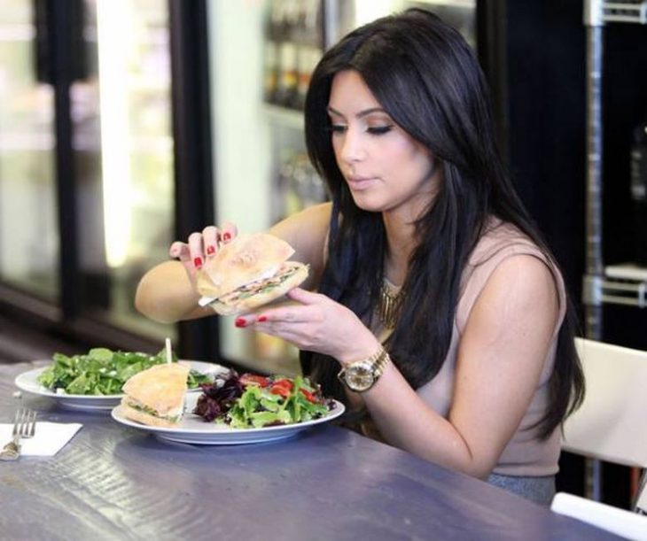 kim kardashian comiendo ensalada