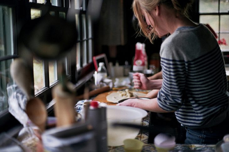 chica cocinando