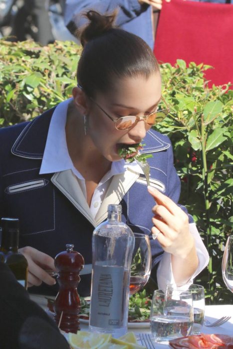 bella hadid comiendo