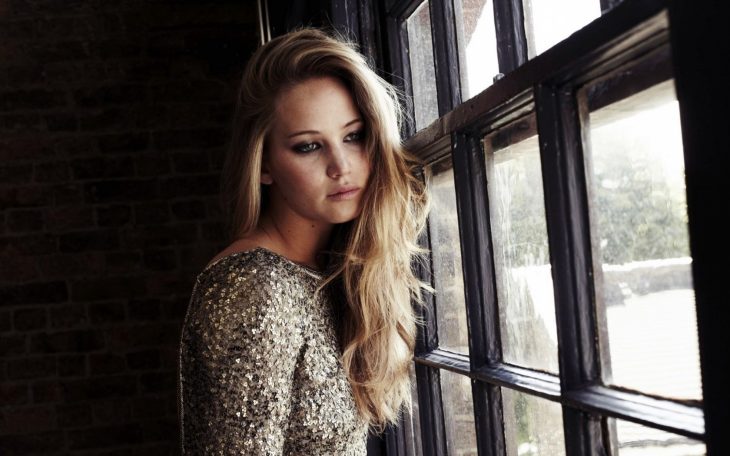 jeniffer lawrence pensando junto a una ventana