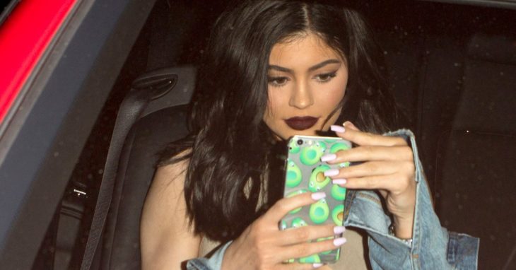 kylie jenner con celular