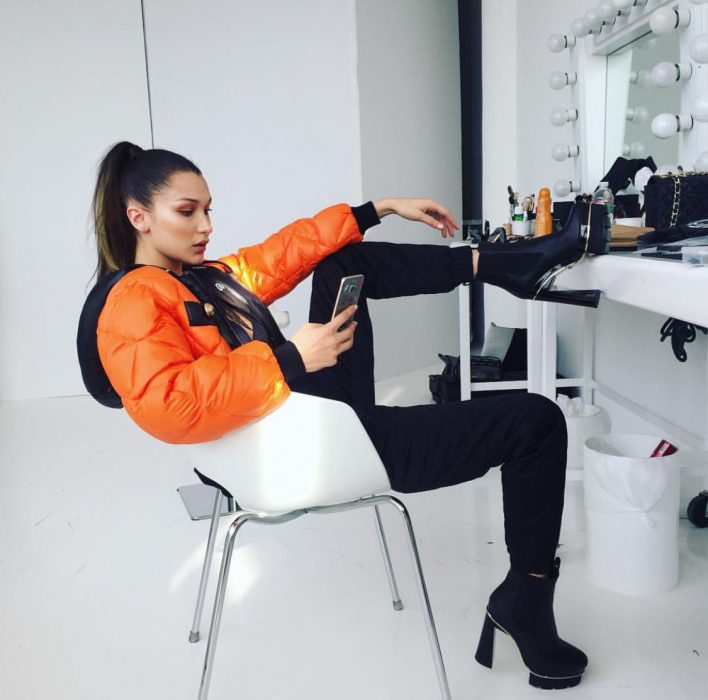 bella hadid con celular