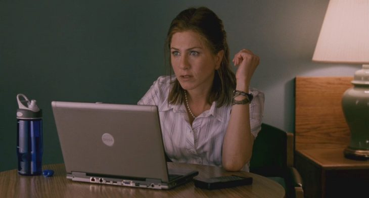 jennifer anniston con computadora