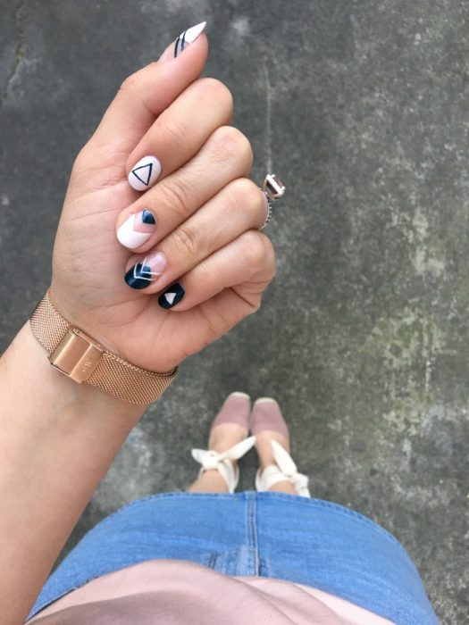 manicura de uñas con diseño blanco y negro 