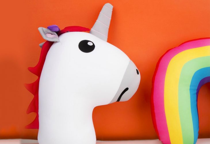 almohada unicornio arcoiris