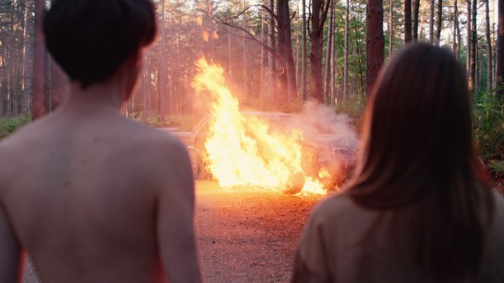 The End of the F***ing World alyssa y james quemando el auto