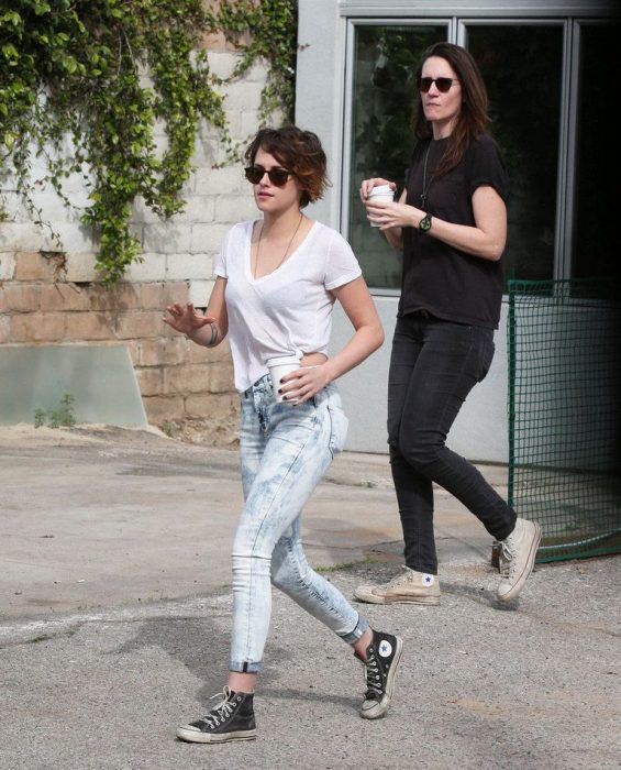 Chica con vaqueros converse y blusa blanca