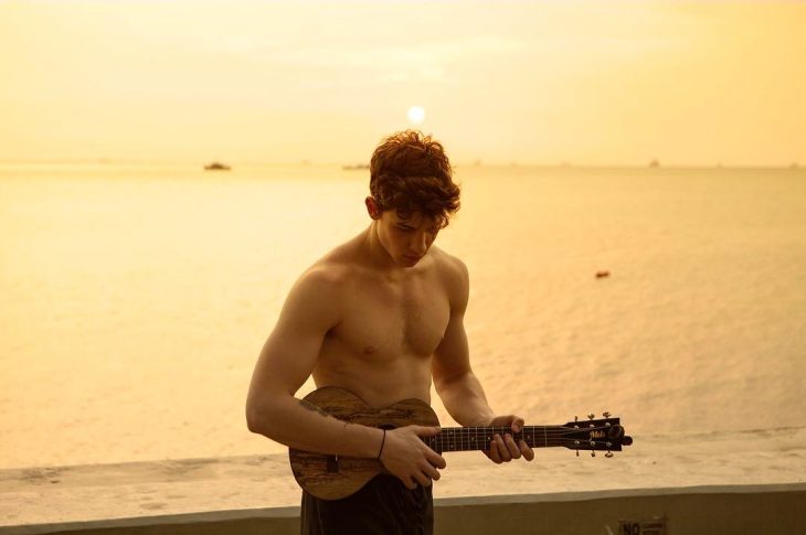 shawn mendes frente al mar con ukelele