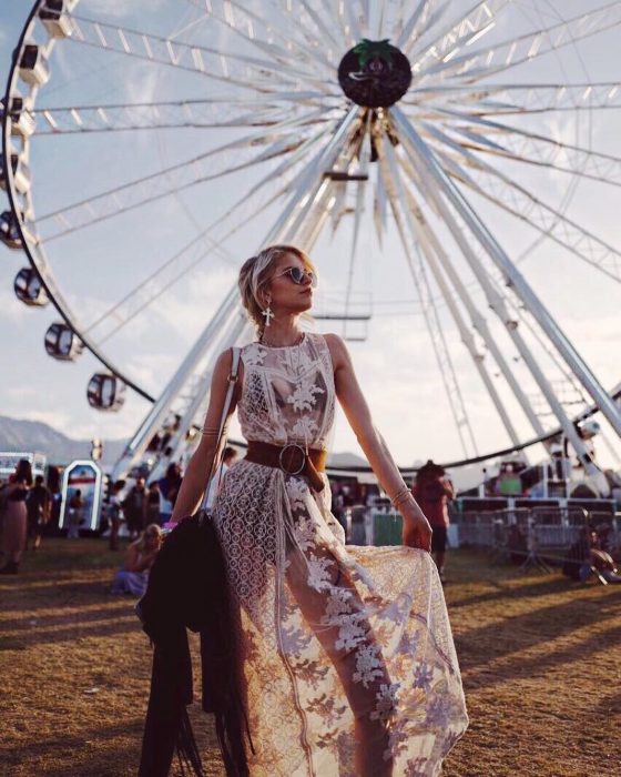 chica con vestido transparente