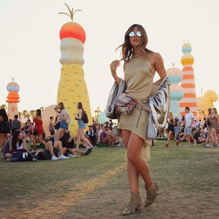 chica con vestido nude y botines nude