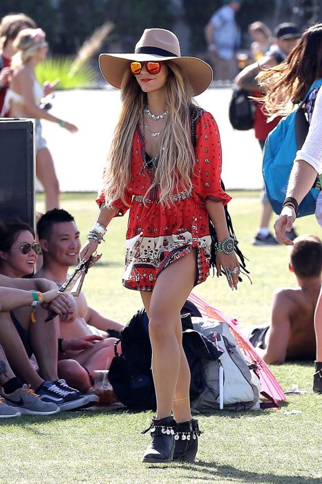 jumpsuit rojo estampado y sombrero 