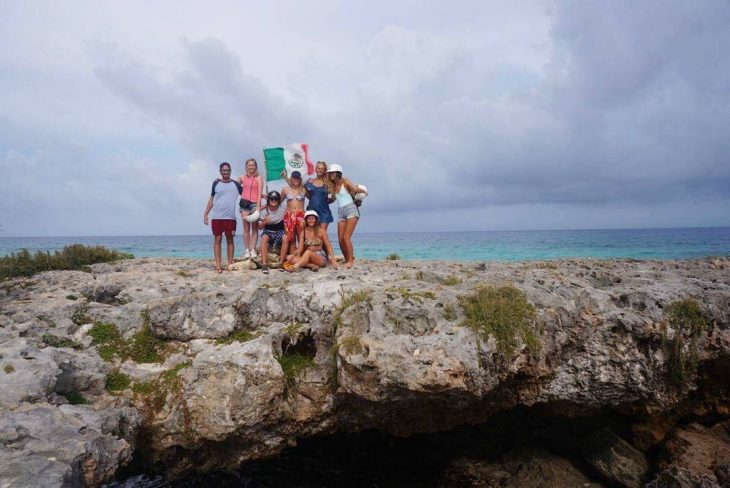 foto de chica viajera con otros viajeros