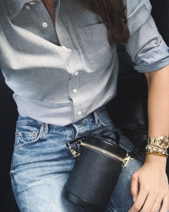 mujer con camisa de botones y jeans 