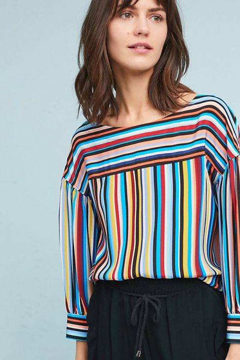 mujer con blusa de rayas de colores 