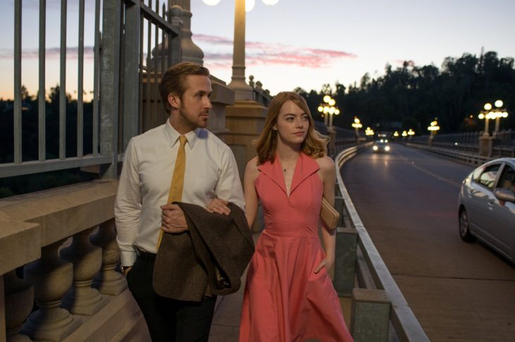 Emma Stone caminando junto a ryan gosling en la película la la land 