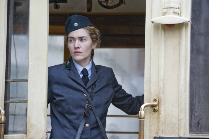 Kate Winslet actuando en una película vestida de militar 