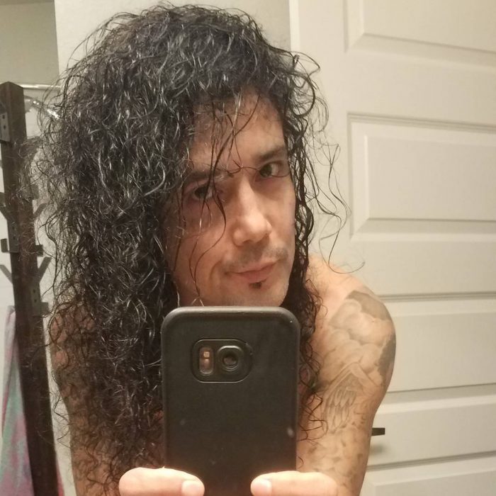 Chris perez, esposo de Selena tomándose una selfie 